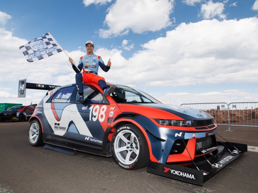 [AD]현대자동차, 미국 '파이크스 피크 힐 클라임' 대회서 양산형 전기차 최고 기록 달성