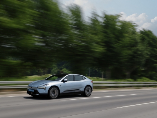 폴스타, 2026년형 폴스타 4 공식 출시… 가격 동결·옵션 강화로 상품성 제고