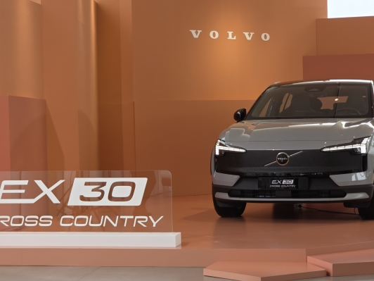 볼보 EX30 크로스컨트리: 작지만 강렬한, '힙'하고 '든든한' 나만의 공간